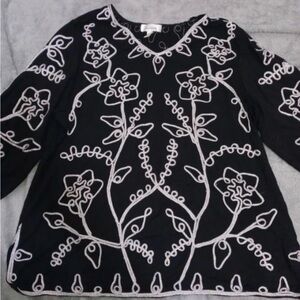 Avant-garde 1X Dress Barn Demential Silver& white Embroidered Tunic
Plus-size